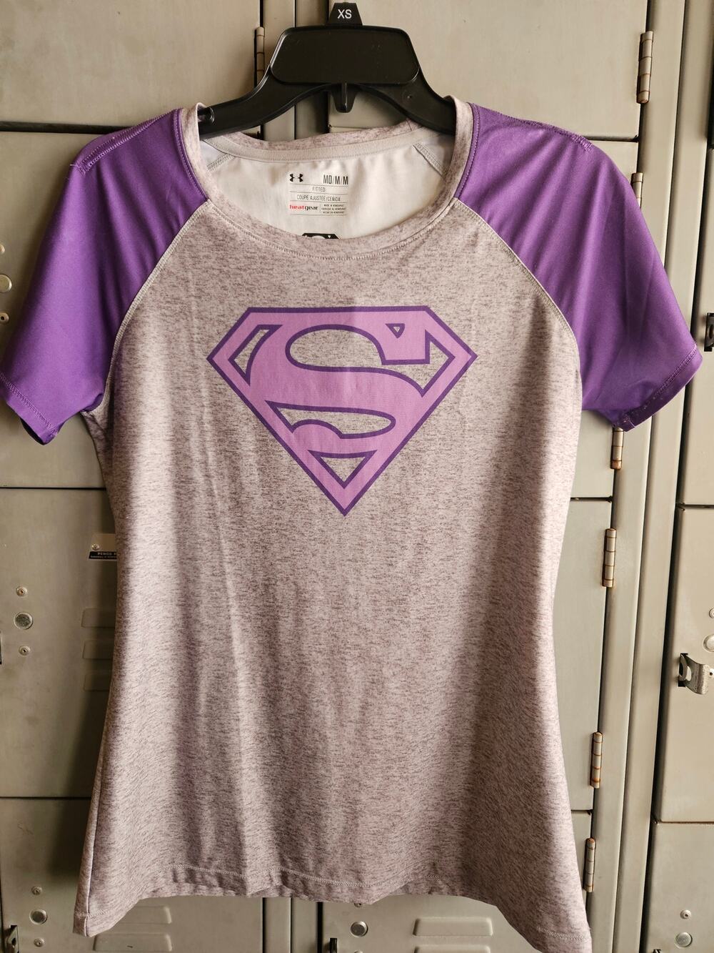 Under Armour heat gear ladies fitted pullover top size medium DC Comics logo